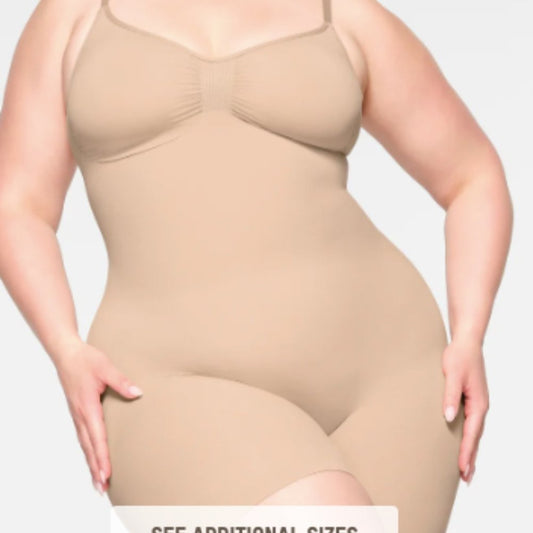 2206 SKIMS  NWT SEAMLESS SCULPT  MID THIGH BODYSUIT in MICA