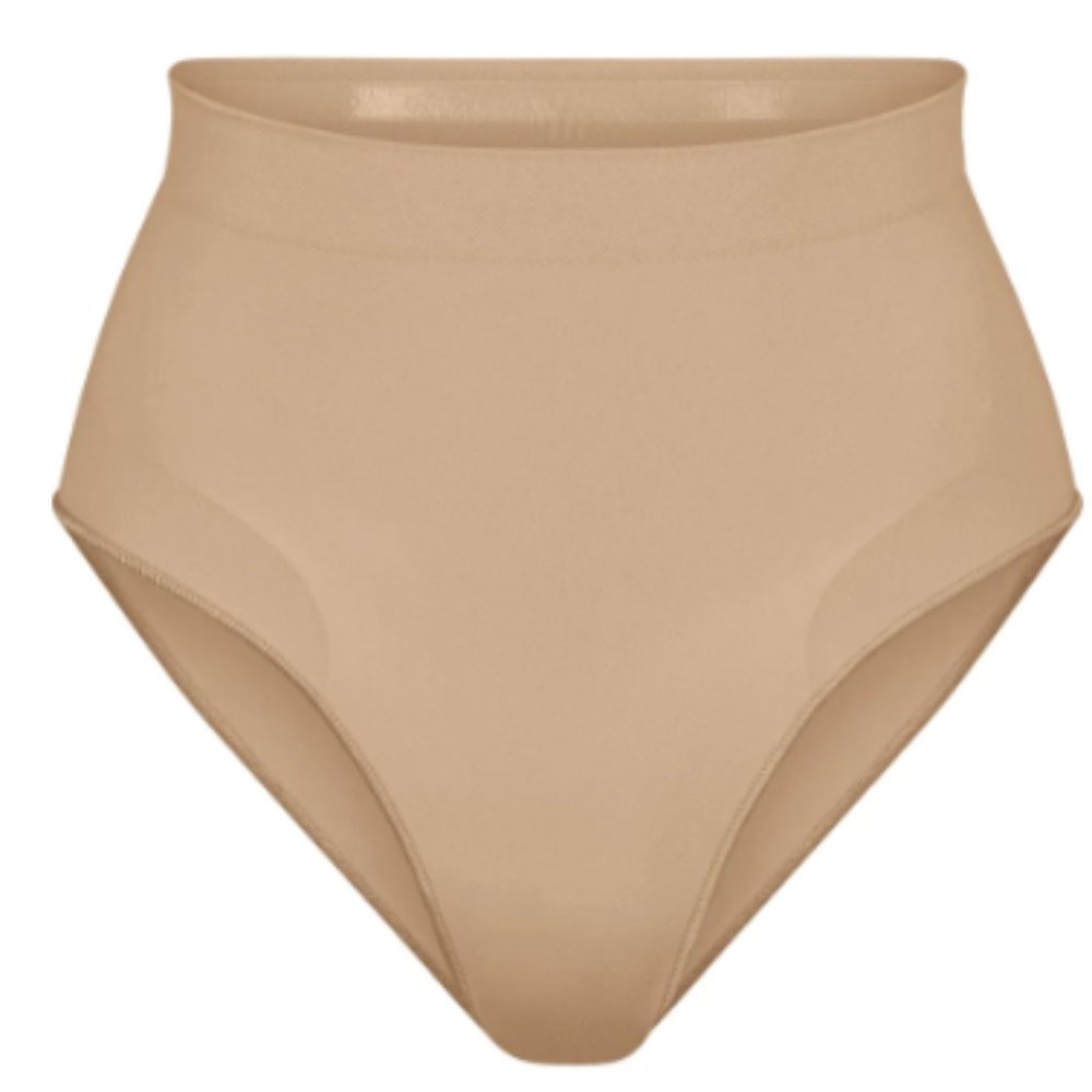 (1191) NWOT SKIMS SEAMLESS SCULPT MID-WAISTED BRIEF - CLAY/OCHRE