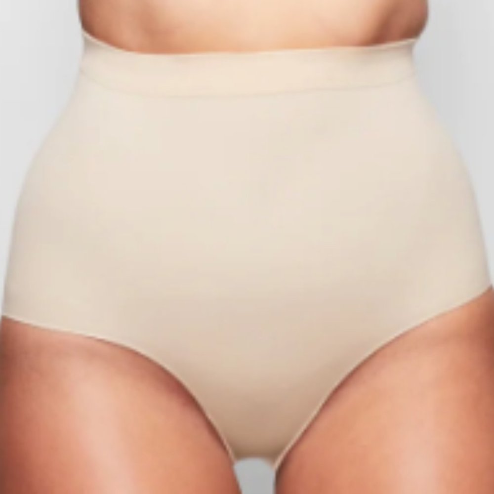 (1191) NWOT SKIMS SEAMLESS SCULPT MID-WAISTED BRIEF - CLAY/OCHRE